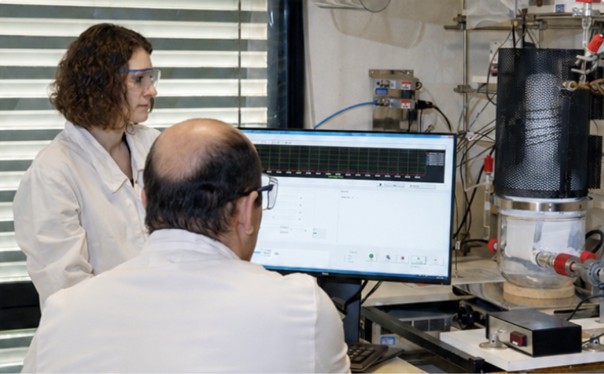 Deux fondateurs de Plasm'Innov au travail sur le développement d'une nouvelle propriété de surface
